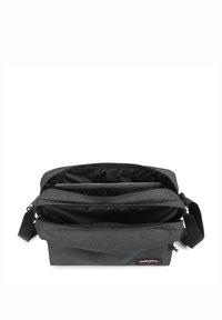 Sac d'ordinateur portable gris avec plusieurs compartiments, fermetures éclair sécurisées et bandoulière réglable. Fabriqué en tissu durable avec une finition texturée.
