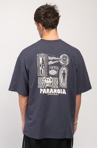 Granatowa, oversize koszulka wykonana z bawełny, z dużym białym nadrukiem na plecach, zawierającym tekst "PARANOIA" oraz różne ilustracje.