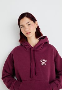 Levi's® GRAPHIC SALINAS HOODIE - Mikina - burgundy/white