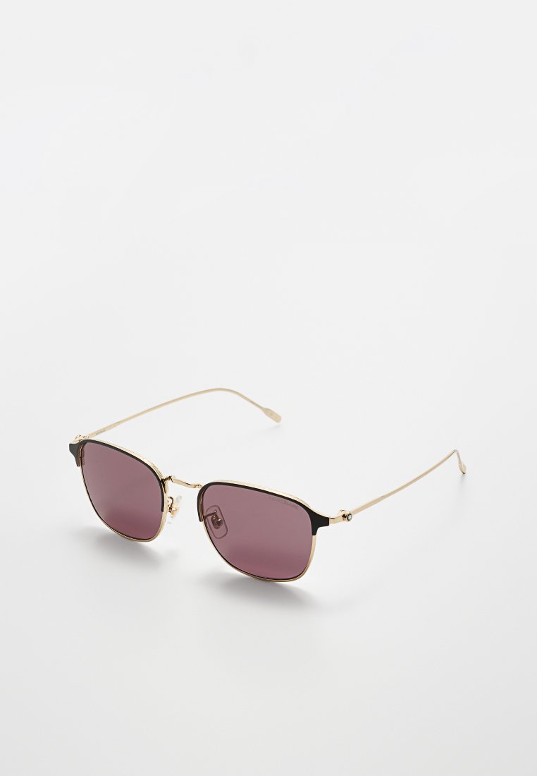 Goldene Sonnenbrille mit quadratischen Gläsern in Dunkelpurpur. Mit schwarzen Akzenten am Rahmen und schlanken goldenen Bügeln. Minimalistisches Design.