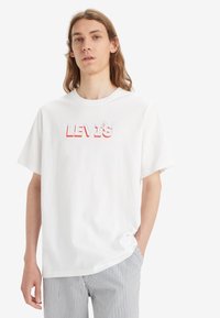 Levi's® RELAXED FIT GRAPHIC TEE - Camiseta básica - headline drop shadow white+