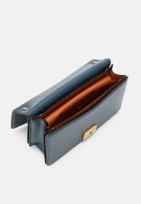 COACH LUXE REFINED BANDIT SHOULDER  - Taška s příčným popruhem - denim