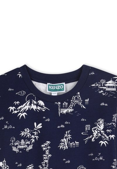 T-shirt en coton bleu marine avec des illustrations graphiques blanches représentant des montagnes, des monuments et des animaux, doté d'un col rond et de manches courtes.