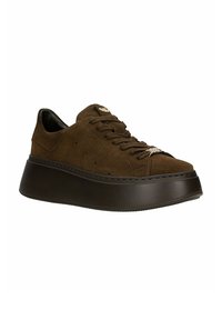 Sneakers platform in suede marrone con suola in gomma nera, dotate di punta rotonda, chiusura con lacci e piccolo dettaglio decorativo sulla linguetta.