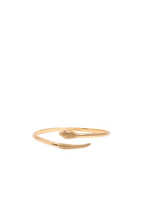 Anillo de metal tono dorado que presenta un diseño de serpiente con escalas texturizadas y extremos puntiagudos, estilo de banda abierta con acentos detallados.