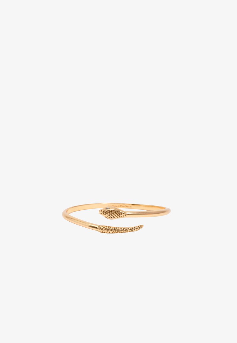 Kuldset tooni metallist sõrmus, millel on sisaliku kujundus koos tekstuuriga soomustega ja teravate otstega, avatud riba stiilis koos detailsete aktsentidega.