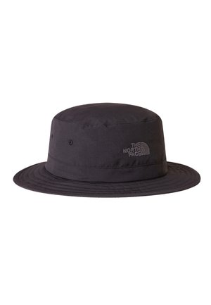 Sombrero tipo bucket negro hecho de tela ligera, con un ala ancha y plana y un logo bordado en el lado para la marca.