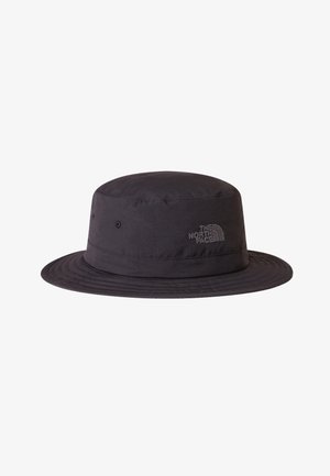 Sombrero tipo bucket negro hecho de tela ligera, con un ala ancha y plana y un logo bordado en el lado para la marca.