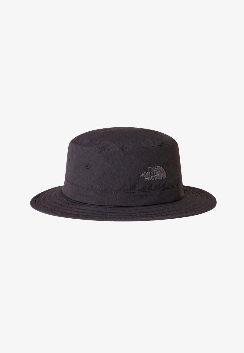 Chapeau bob noir en tissu léger, avec un large bord plat et un logo brodé sur le côté pour la marque.