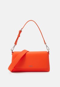 Calvin Klein - MUST SHOULDER BAG - Umhängetasche - flame Thumbnail-Bild 1