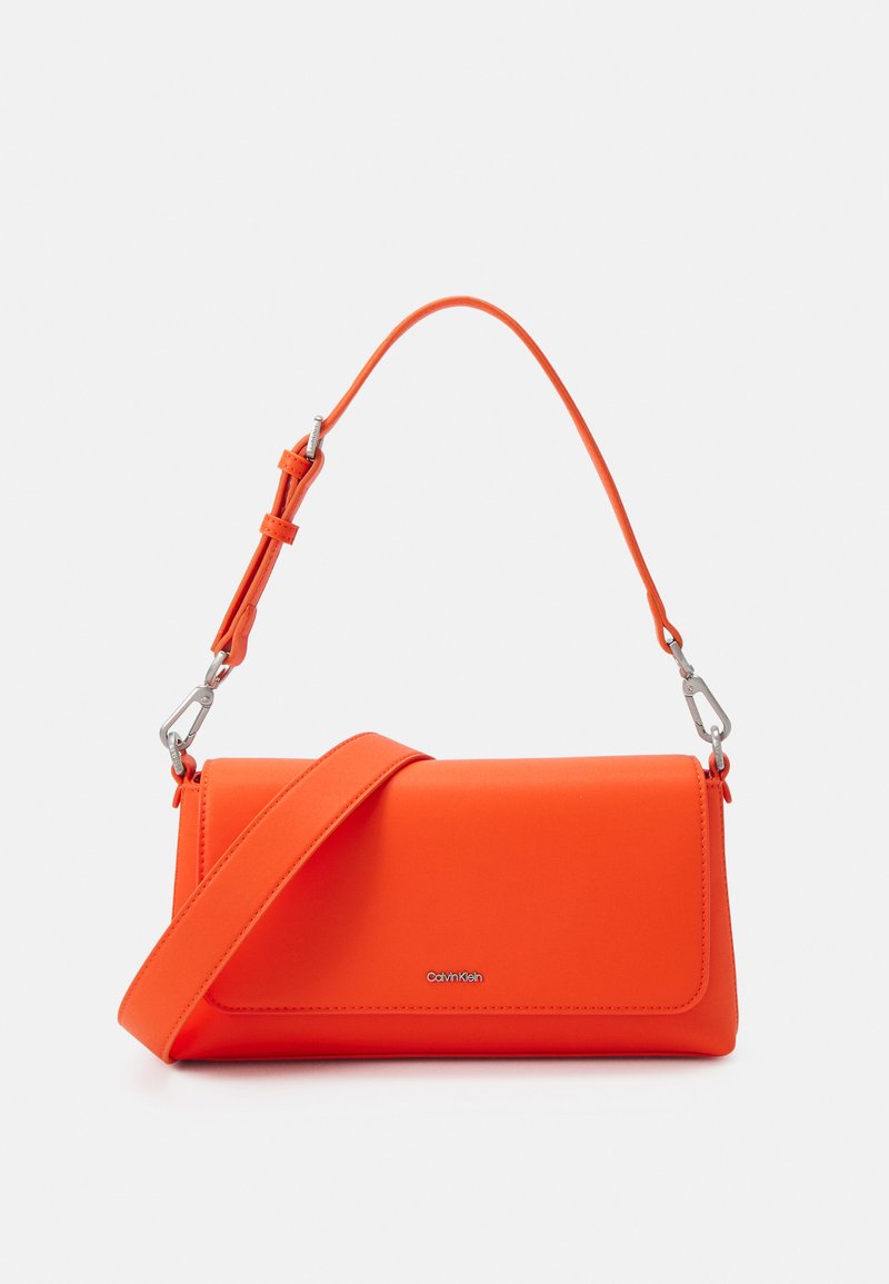 Calvin Klein MUST SHOULDER BAG - Keresztpántos táska - flame