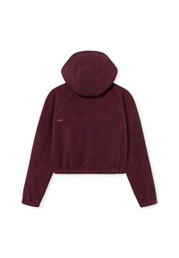 Viininpunainen fleece-takki, jossa on huppu, lyhyt malli, teksturoitu pinta ja elastiset helma sekä hihat. Takana on logo-osa.