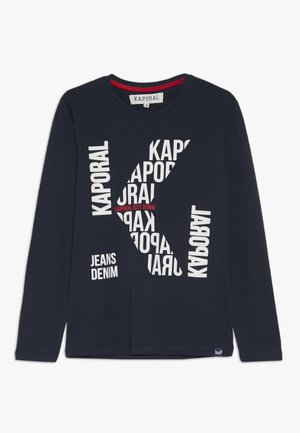 Granatowa koszula z długim rękawem z białym i czerwonym napisem marki Kaporal oraz nadrukiem „Jeans Denim” z przodu.
