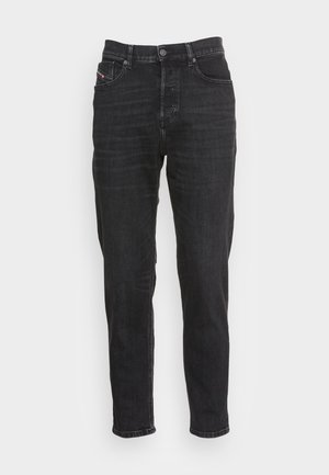 Jean en denim noir avec une coupe droite, comportant cinq poches, une fermeture à bouton et un léger délavage pour ajouter de la texture.