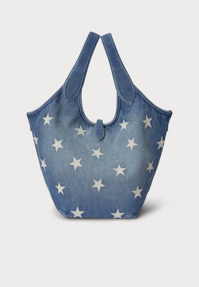 Torba na ramię z denimu z podwójnymi uchwytami, zdobiona białymi gwiazdkami. Miękka w dotyku, o zaokrąglonym kształcie i kontrastowym przeszyciu.