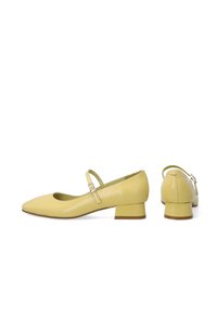 Gelbe lackierte Mary Jane Schuhe mit runder Zehenpartie, verstellbarem Riemen mit silberner Schnalle und niedrigem Blockabsatz.