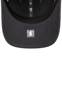 Cappellino da baseball nero con visiera piatta, texture in tessuto e una patch del logo sulla parte superiore. L'interno presenta un'etichetta di dimensioni e un motivo.