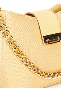 Borsa a tracolla beige intrecciata con una patta in pelle gialla liscia, dotata di una tracolla in catena dorata e di un dettaglio in metallo rettangolare nero e oro.