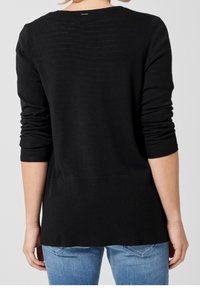 Maglione nero a maglia con maniche lunghe, texture a costine e vestibilità rilassata. La vista dal retro rivela un sottile dettaglio a righe orizzontali.