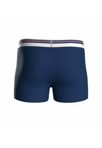 Boxer da uomo blu navy con fascia in vita bianca con strisce rosse e blu navy, mostrati da dietro su sfondo bianco.