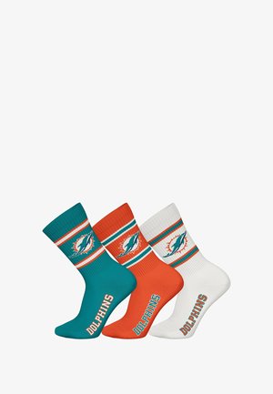 Drei Paar Socken in einem Farbkomplex aus Teal, Orange und Weiß. Jede Socke hat ein Logo und gestrichelte Streifen, mit dem Text "DOLPHINS" am Bund.