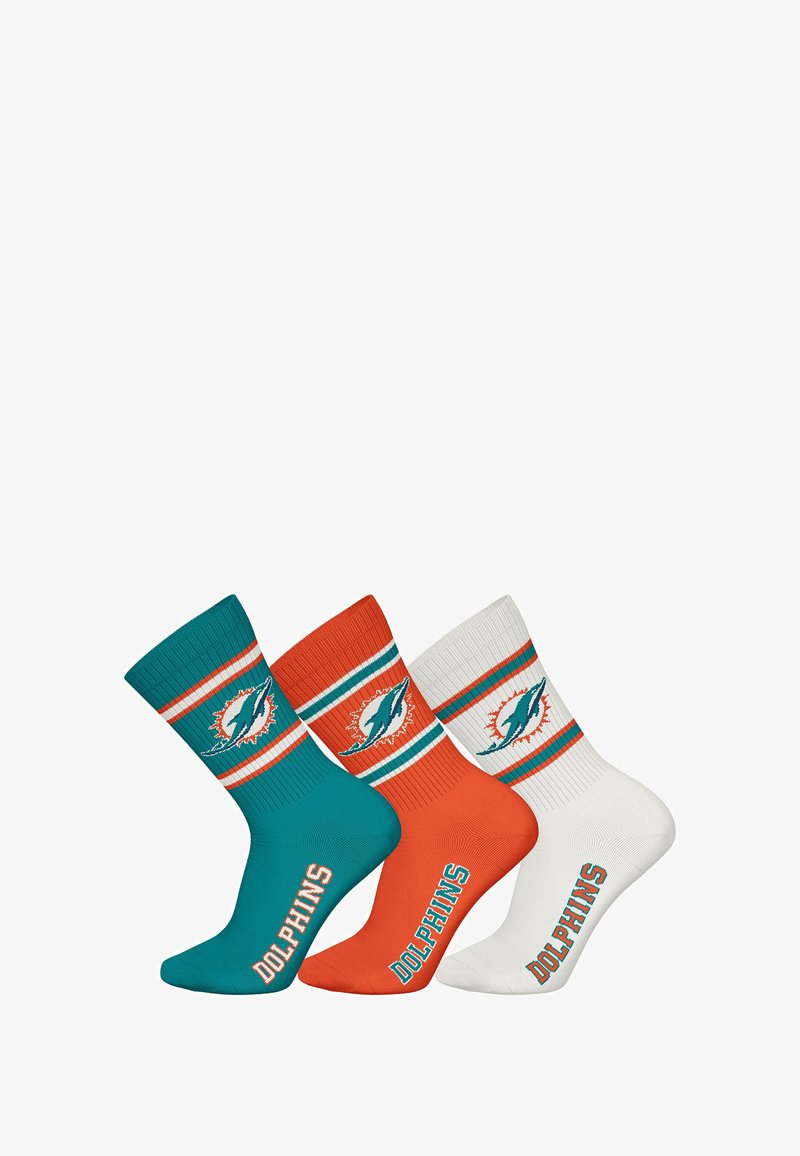 Tres pares de calcetines con una combinación de colores en teal, naranja y blanco. Cada uno tiene un logo y rayas discontinuas, con el texto "DOLPHINS" en el puño.