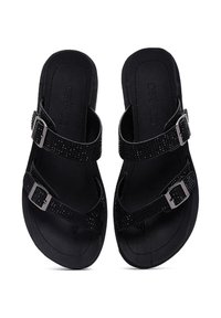 Zwarte flip-flops met twee verstelbare banden, voorzien van strassaccenten en metalen gespen. Textuur in de voetbed en een gestructureerde zool.