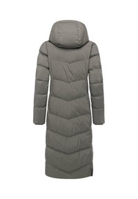 Vadderad lång rock i dämpad grå färg, med huva, chevron-quiltat mönster och långa ärmar. Slät textur med en lätt glänsande yta.