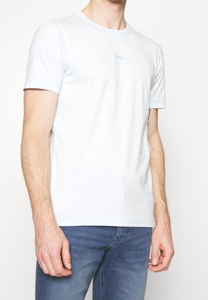 Jasnoniebieska bawełniana koszulka z krótkim rękawem, okrągłym dekoltem i małym, nadrukowanym logo "BOSS" na piersi. Miękka, lekka faktura.