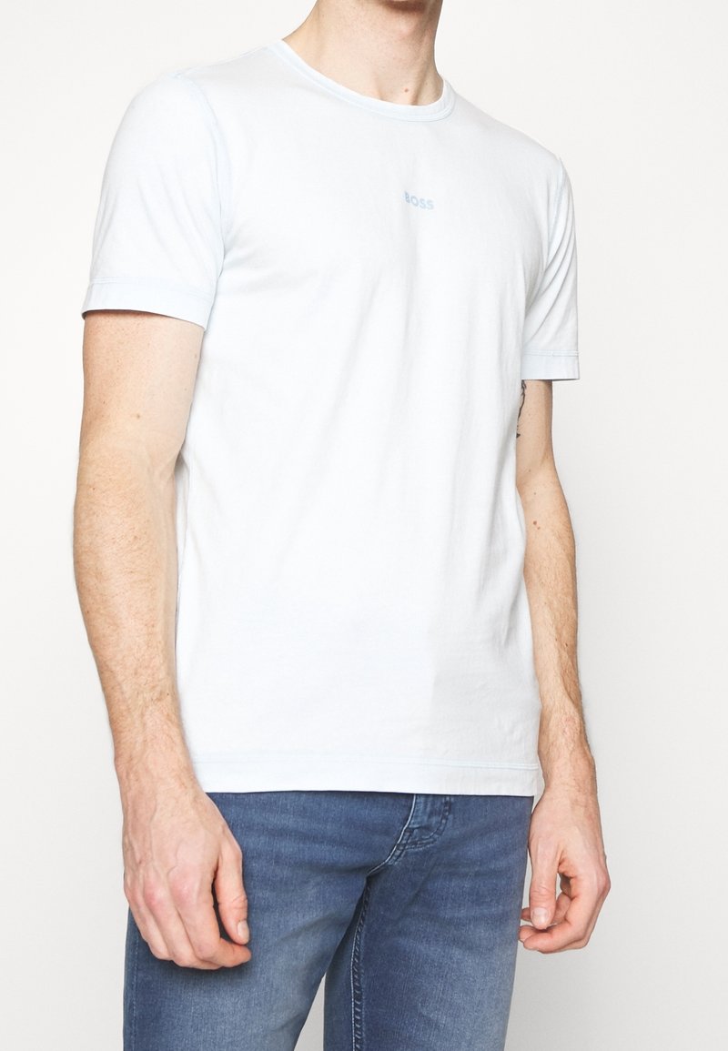 Hellblaues Baumwoll-T-Shirt mit kurzen Ärmeln, Rundhalsausschnitt und einem kleinen "BOSS"-Logo auf der Brust. Weicher, leichter Stoff.