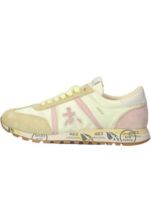 Low-Top-Sneaker in Creme, Beige und Pink mit Schnürung vorne, gemusterter Sohle und dem Schriftzug „LUCY“ an der Seite.