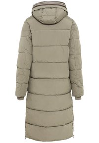 Długa kurtka puchowa w jasnobeżowym kolorze z poziomym pikowaniem, kapturem oraz białymi i brązowymi paskami na kołnierzu i mankietach.
