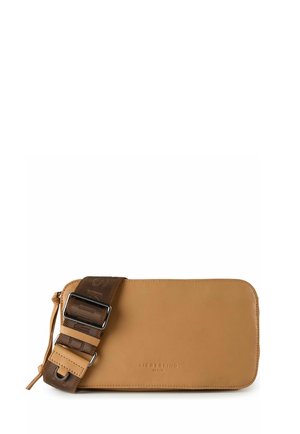 Beżowa skórzana torba na ramię z szerokim, regulowanym brązowym paskiem i subtelnym wytłoczonym logo „Liebeskind Berlin” z przodu.