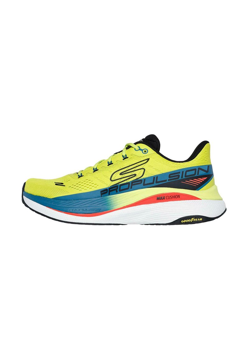 Zapatos de correr con una parte superior de malla amarilla brillante, acentos azules y una suela blanca con detalles en rojo y negro. Incluye etiqueta "MAX CUSHION".