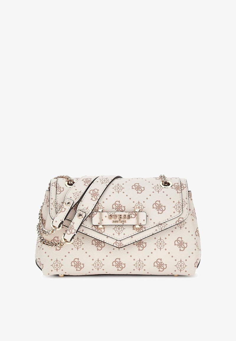 Borsa Guess beige con motivo logo marrone, tracolla in catena dorata e una placca frontale con l'etichetta "GUESS EST 1981" su sfondo bianco.