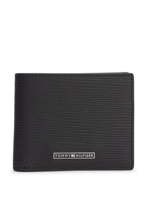 Sort tekstureret bifold-tegnebog med en lille metal Tommy Hilfiger logo plade foran i bundens midte.