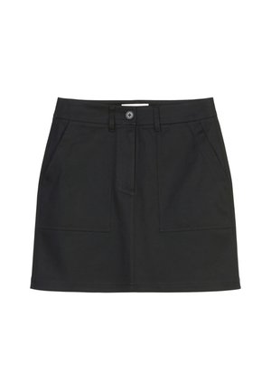 Zwarte katoenen rok met een tailleband, sluiting met knopen aan de voorkant en twee grote opgestikte zakken aan de voorkant. Heeft een recht, gestructureerd ontwerp.