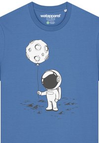 Blauwe katoenen T-shirt met een cartoonastronaut die een witte maanballon vasthoudt. Eenvoudig ontwerp met een zachte textuur en ronde hals.