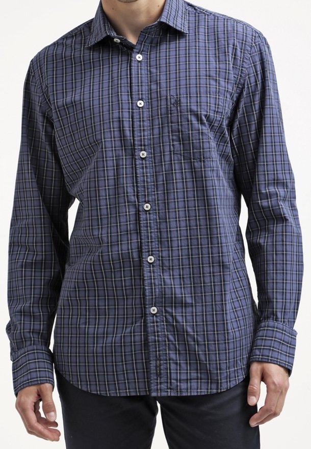 Chemise à manches longues pour homme, boutonnée, de couleur bleu marine foncé avec un motif à carreaux bleu et vert. Elle comporte une poche poitrine et des poignets à bouton unique.