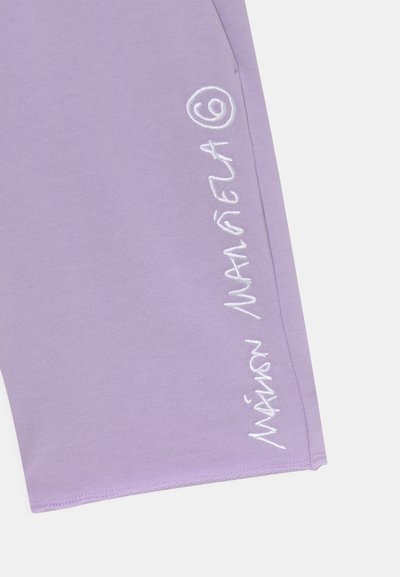 Calções de algodão roxos com texto bordado branco no lado esquerdo. Apresentam uma textura suave e uma bainha reta, desenhados para uso casual.