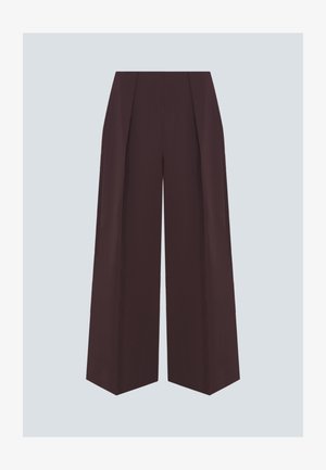 Φαρδιά παντελόνια ψηλόμεσα σε σκούρο καφέ με πιέτες μπροστά, πάνω σε απλό ανοιχτό γκρι φόντο.