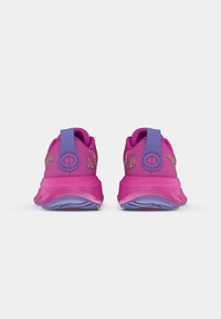 Μωβ και ροζ αθλητικά παπούτσια με πλέγμα από υφή στην άνω μέρος, λαβή και λογότυπο. Η σόλα διαθέτει ευέλικτο σχέδιο για απορρόφηση κραδασμών.