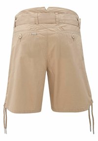Beżowe szorty z lekkiego materiału, wyposażone w dwie tylne kieszenie zapinane na guziki, ściągacze przy nogawkach oraz płaski pas w talii.
