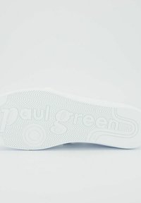 Weiße Sneakersohle mit Wellenmuster und geprägtem "paul green"-Text. Glatte Textur und abgerundete Form mit einem kreisförmigen Designelement.