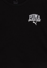 Černé bavlněné tričko s bílým vyšitým logem "PUMA sports club" a malým siluetou kočky PUMA na oblasti hrudi.