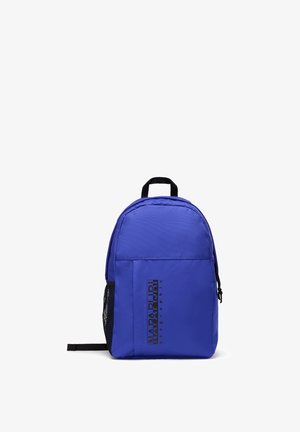 Mochila de tela azul con un bolsillo frontal, bolsillo lateral de malla y logotipo de marca negro. Presenta una parte superior redondeada y una asa en la parte superior para llevar.