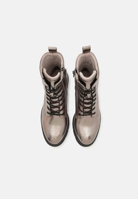 Bottines gris métallique avec une finition lisse, dotées de lacets noirs, d'une fermeture éclair et d'un intérieur doux. Design à bout arrondi.