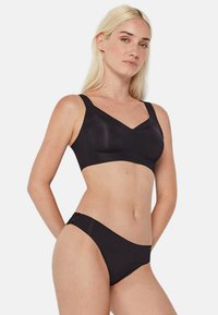 Conjunto de bikini negro que incluye un bralette de escote en V y unas braguitas de tiro bajo a juego, fabricado con un material suave y elástico con un diseño minimalista.