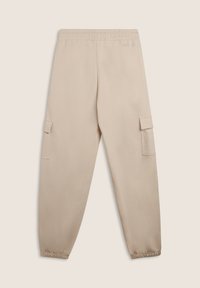 Pantaloni cargo beige con vita elastica, orli cuffi e due tasche laterali. Texture morbida, design minimale, con discreto dettaglio del logo.