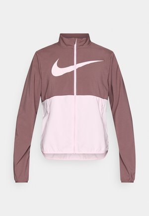 Geacă Nike, cu fermoar, are o secțiune superioară de culoare mov închis și o secțiune inferioară roz deschis, cu un logo mare alb pe piept.